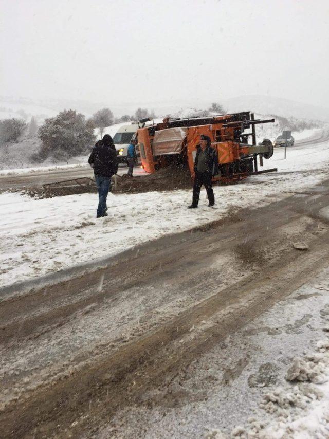 Kar küreme aracı devrildi