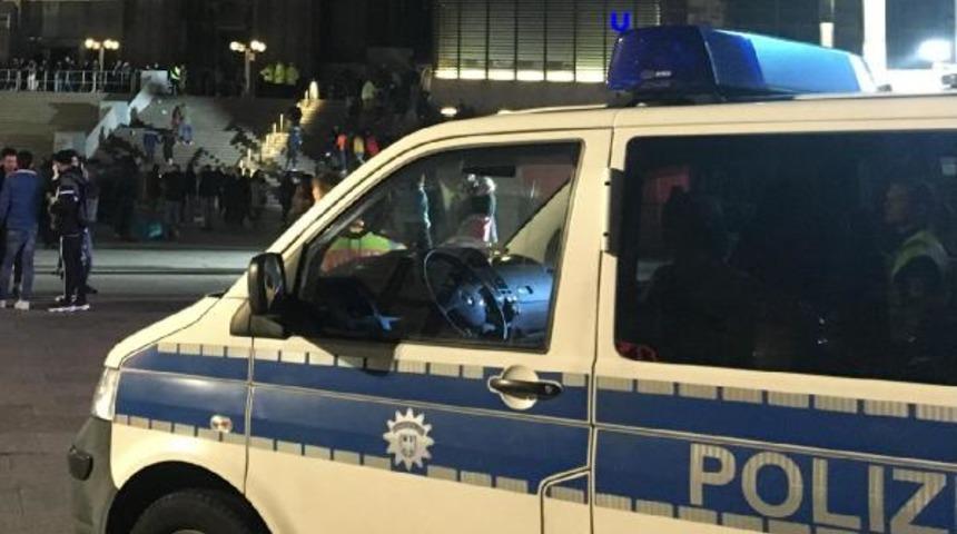 Almanya'da ırk&ccedil;ı saldırı: Aracını g&ouml;&ccedil;menlerin &uuml;zerine s&uuml;rd&uuml;