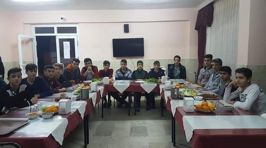 Pansiyonlarda kalan &ouml;ğrencileri unutmadılar