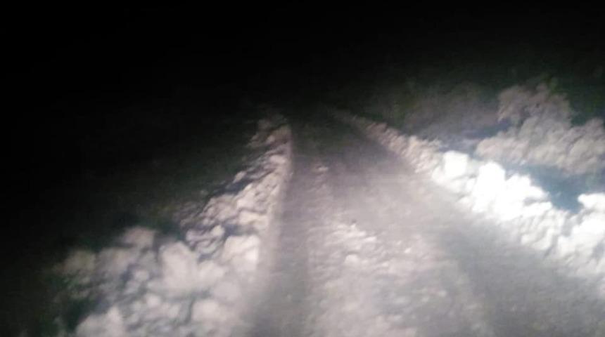 Soma&rsquo;da kardan kapanan yol ulaşıma a&ccedil;ıldı