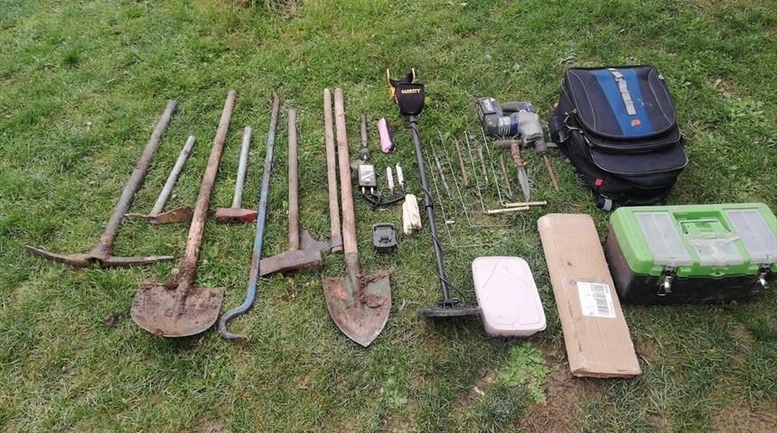 Ka&ccedil;ak kazı yaptıkları iddiasıyla 5 kişi g&ouml;zaltına alındı