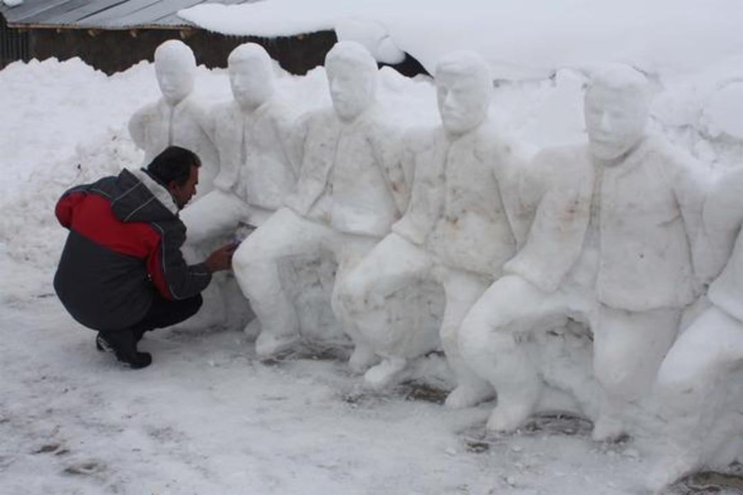 G&ouml;ren bir daha baktı! Kardan &ouml;yle bir şey yaptı ki... 