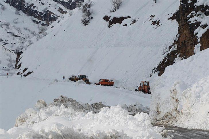 Ekipler hastalanan bebeği çığı aşıp kurtardı  G1