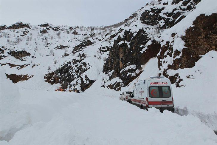 Ekipler hastalanan bebeği çığı aşıp kurtardı  G2