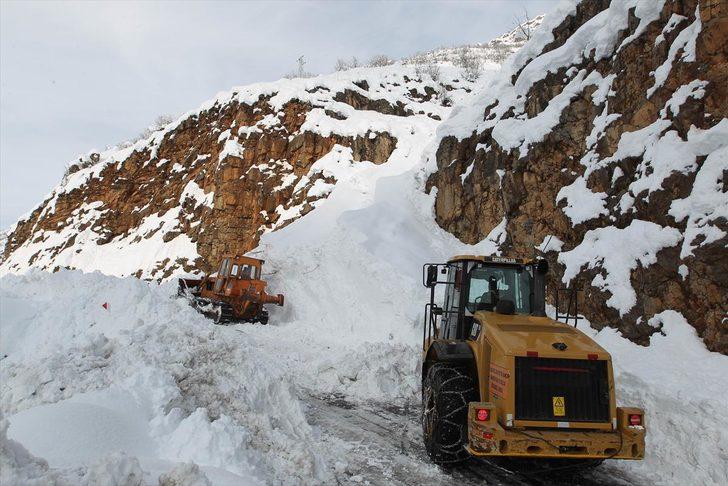 Ekipler hastalanan bebeği çığı aşıp kurtardı  G3
