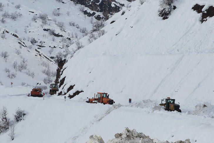 Ekipler hastalanan bebeği çığı aşıp kurtardı  G4