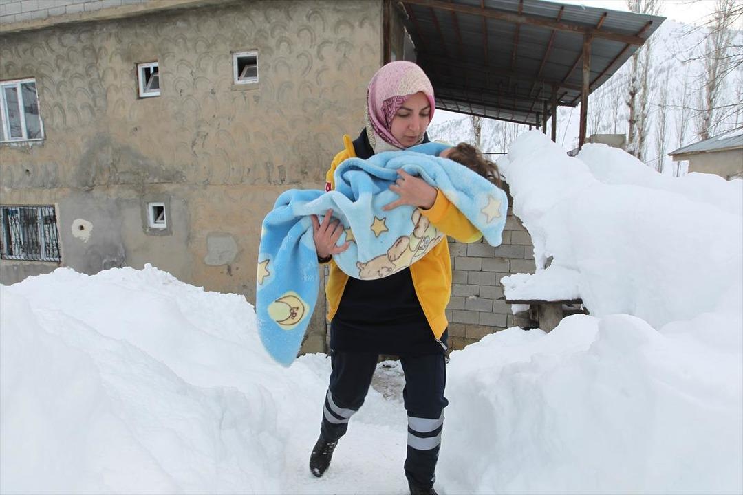 Ekipler hastalanan bebeği &ccedil;ığı aşıp kurtardı 