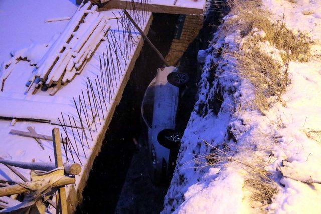 Karda kayan otomobil, inşaat boşluğuna düştü: 2 yaralı