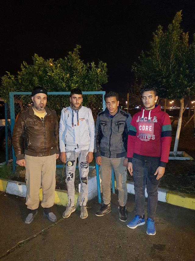Kaçak göçmenler, çalıntı otomobille kaçmaya çalıştı: 4 gözaltı