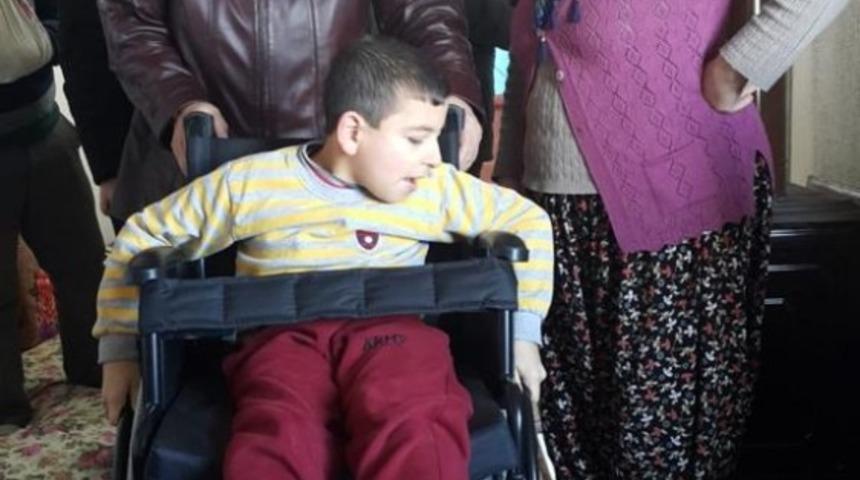 &Uuml;niversite &ouml;ğrencileri, g&uuml;ndeliğe gidip İhsan Kemal&rsquo;e tekerlekli sandalye aldı