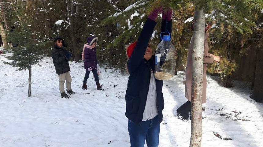 Minik &ouml;ğrenciler kuşlar i&ccedil;in yem bıraktı