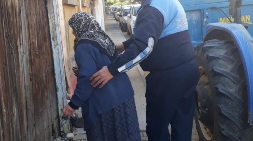 Alaşehir Zabıtası kayıp vatandaşı ailesine kavuşturdu