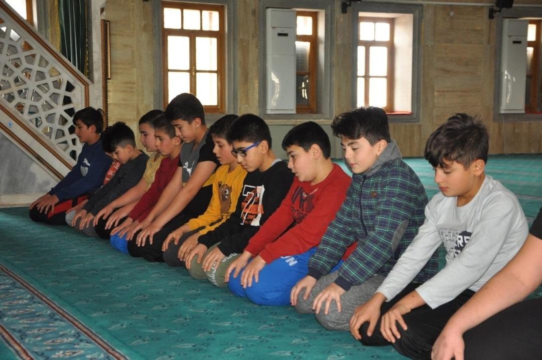 &Ccedil;ocuklara g&uuml;reş ile cami sevgisi aşılanıyor