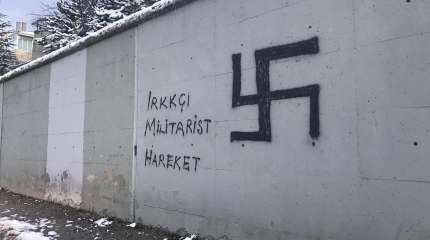 Eskişehir’de gamalı haç işaretli ilginç duvar yazıları