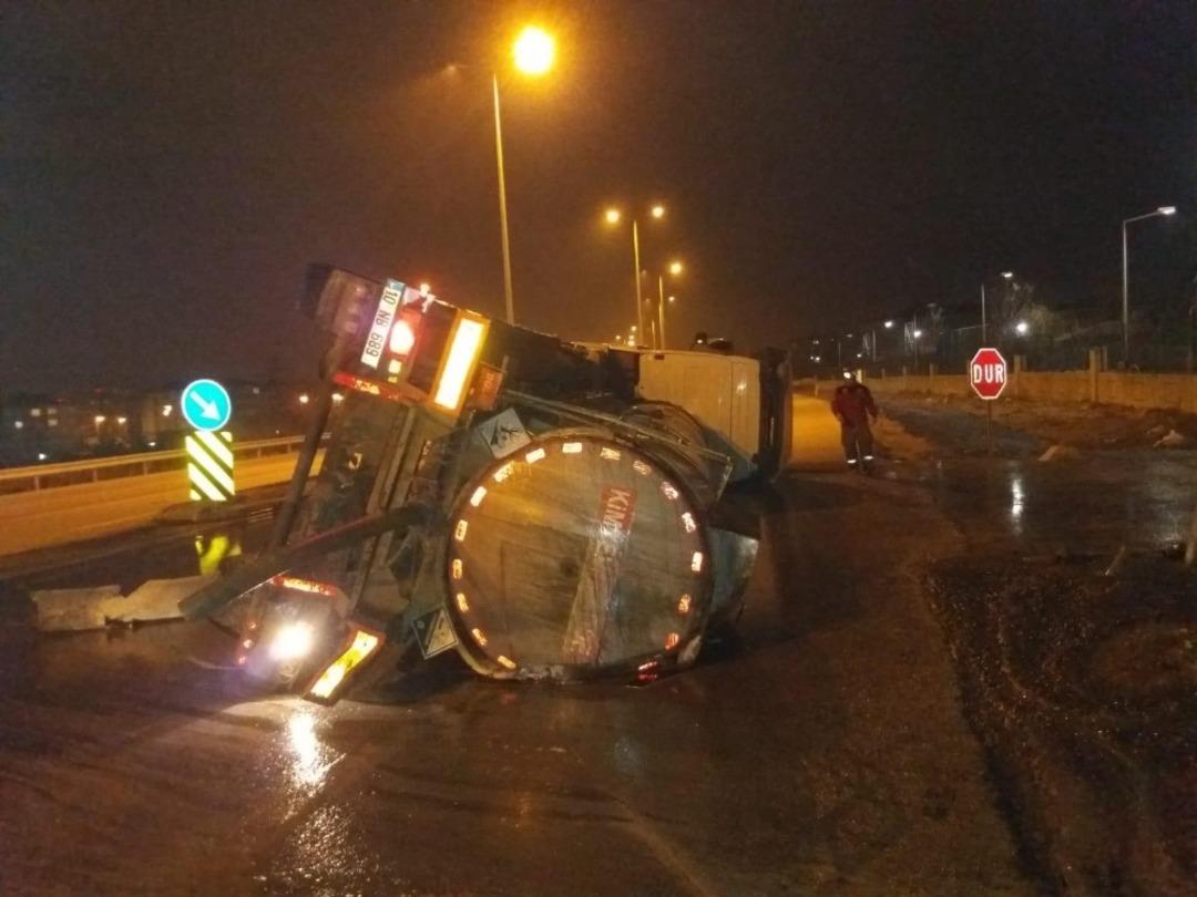 S&uuml;lfrik asit tankeri devrildi : 1 yaralı