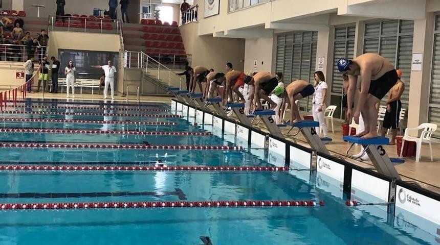 Van’da ‘Okullar Arası Gençler Grup Yüzme Yarışması’ sona erdi