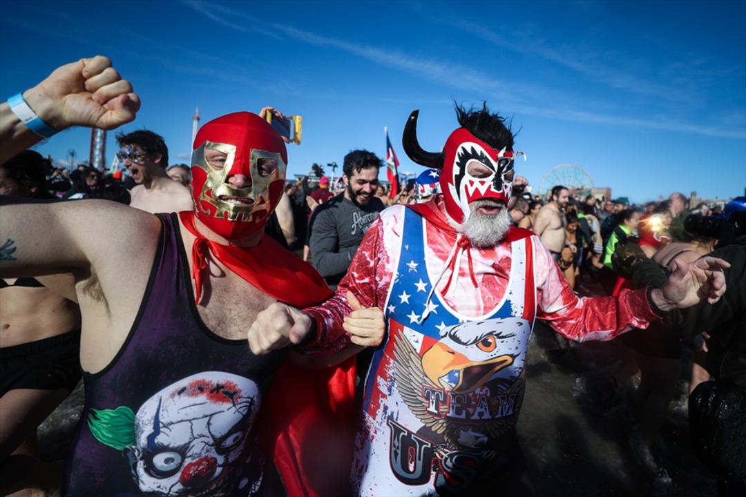 Bağış toplamak i&ccedil;in buz gibi suya girdiler 