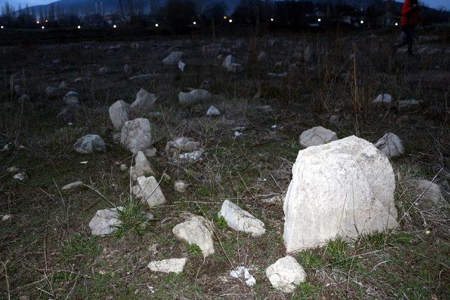 Baraj suları çekildi, mezarlık ortaya çıktı