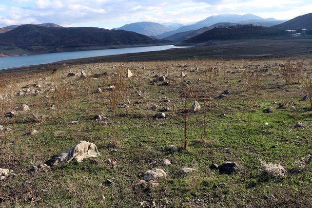 Baraj suları çekildi, mezarlık ortaya çıktı