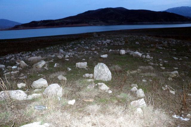Baraj suları çekildi, mezarlık ortaya çıktı