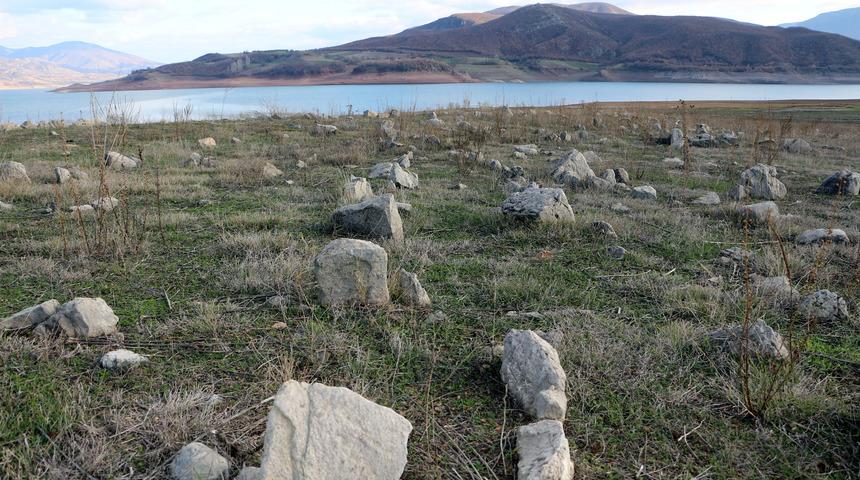Baraj suları &ccedil;ekildi, mezarlık ortaya &ccedil;ıktı