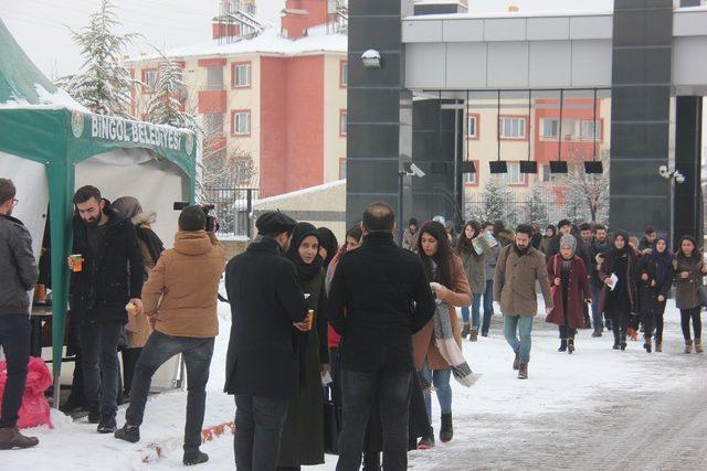 Kış günü, öğrencilere sınav öncesi sıcak çorba