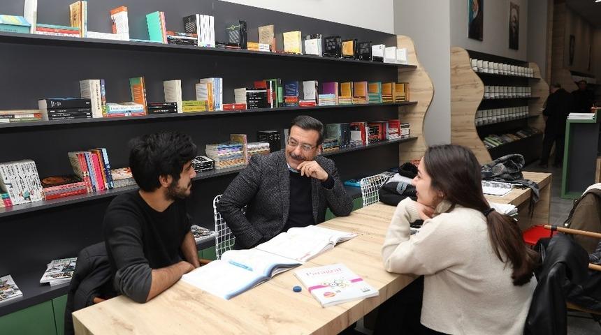 Yeni &lsquo;Kitap Kahve&rsquo; hizmete girdi