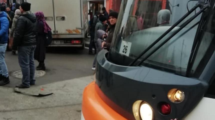 Kamyonet &ouml;nce tramvayla &ccedil;arpıştı, sonra iş yerine girdi