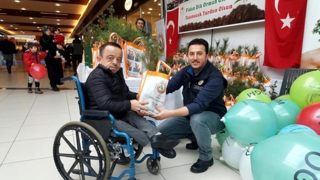K&uuml;tahya Orman B&ouml;lge M&uuml;d&uuml;rl&uuml;ğ&uuml;, vatandaşlara 2 bin 19 adet fidan dağıttı