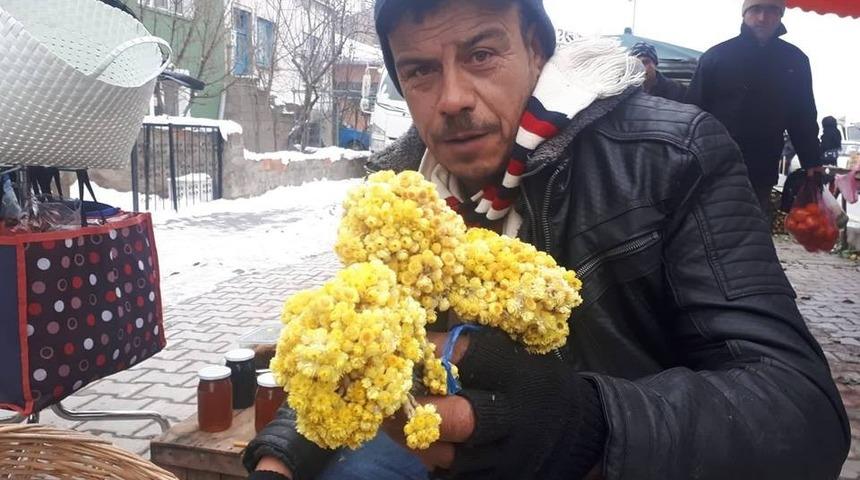 Sarı ot pazar tezgahında