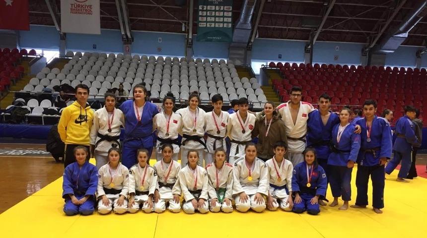 Salihlili judocular Manisa’da fırtına gibi esti