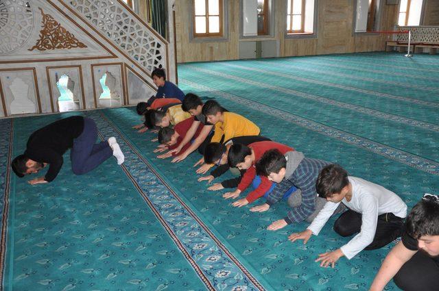 Caminin alt katında çocuklara güreş eğitimi