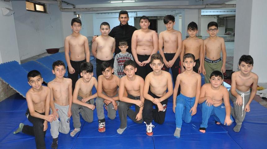 Caminin alt katında &ccedil;ocuklara g&uuml;reş eğitimi