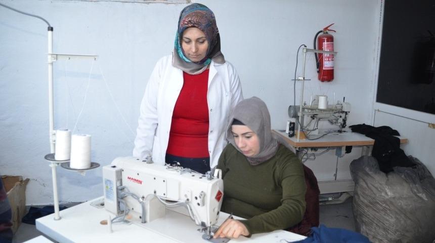 Engelli bireyler tekstil kursunda istihdam ediliyor