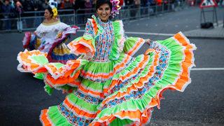 Kostümünü giyen sokağa indi!