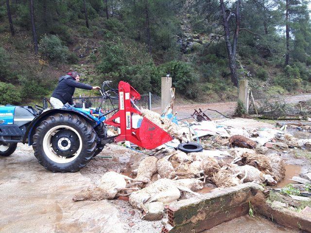 Marmaris'te dere taştı, su baskınları oldu (2)