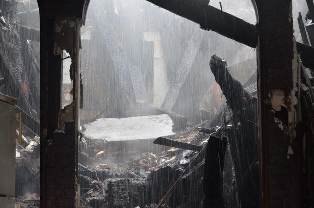 Fatih'te yanan binanın enkazı belediye ekipleri tarafından yıkıldı