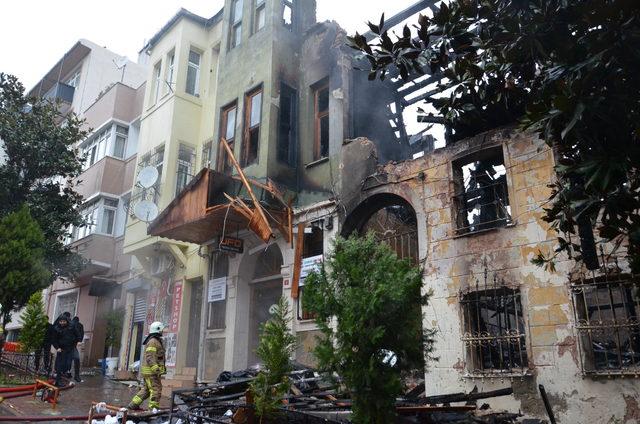 Fatih'te yanan binanın enkazı belediye ekipleri tarafından yıkıldı