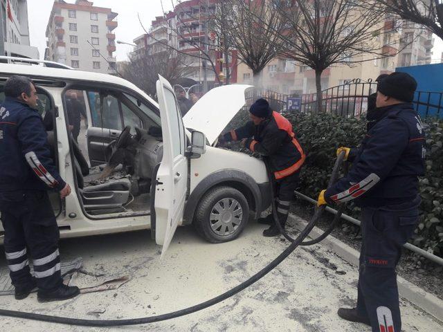 Siirt’te park halindeki araç alev aldı