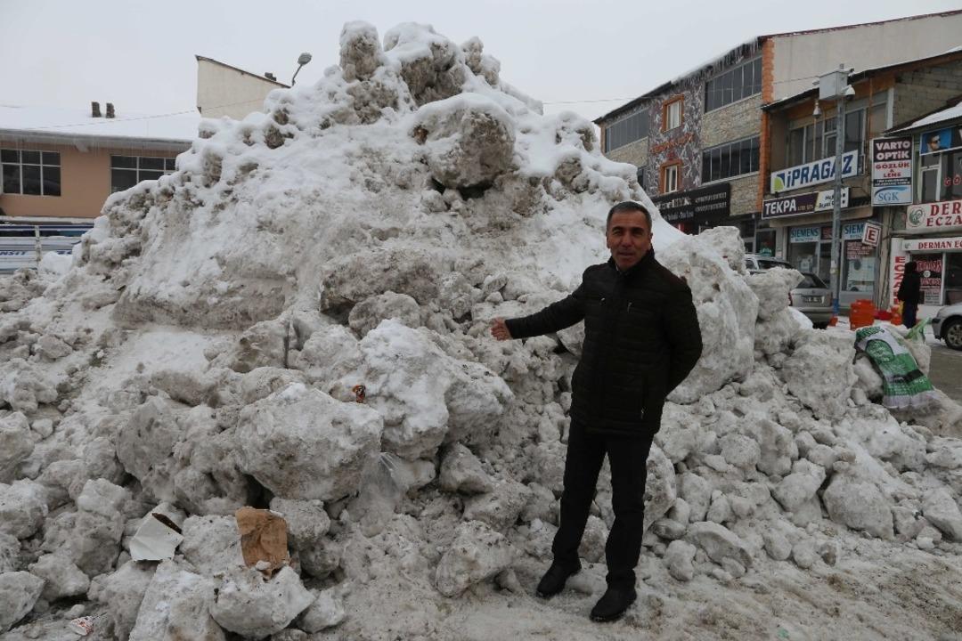 Varto Belediyesinden karla m&uuml;cadele &ccedil;alışması