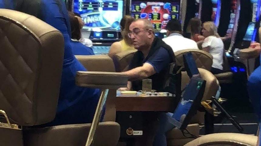 Abdurrahim Albayrak'ın poker masasındaki g&ouml;r&uuml;nt&uuml;s&uuml; sosyal medyayı salladı