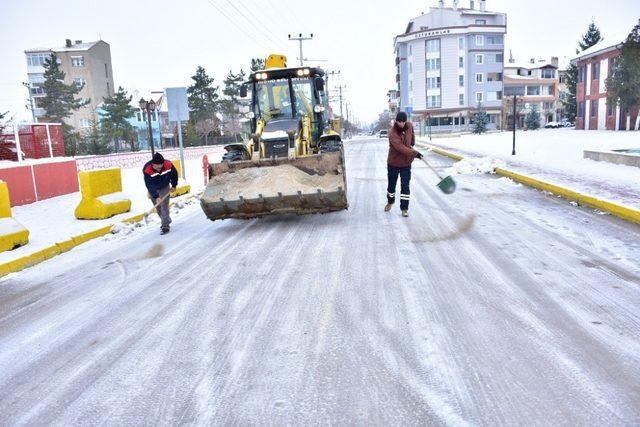 İnönü Belediyesinden kar yağışı sonrası tuzlama ve kaldırım temizleme çalışmaları