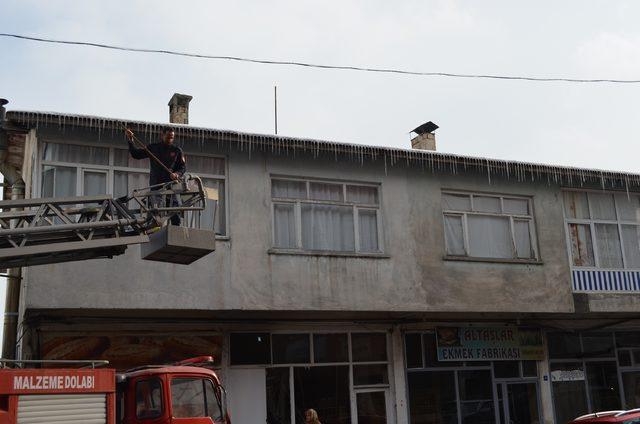 Çatılarda oluşan buz sarkıtlarını temizlediler