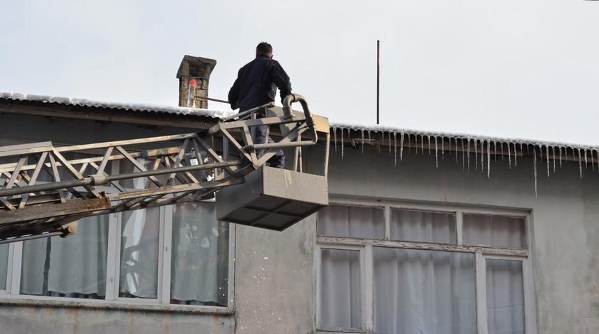&Ccedil;atılarda oluşan buz sarkıtlarını temizlediler