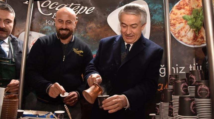 Finale giren &uuml;niversitelilere kamp&uuml;ste kahve ikramı