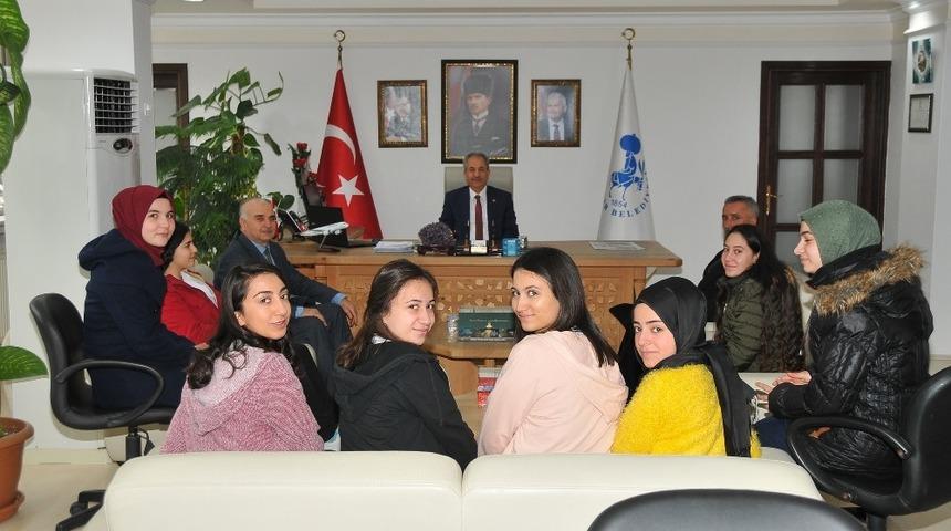 Avrupa&rsquo;ya staja gidecek &ouml;ğrencilerden Başkan Akkaya&rsquo;ya ziyaret