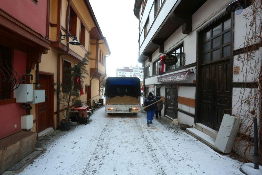 Odunpazarı&rsquo;nda karla m&uuml;cadele &ccedil;alışmaları