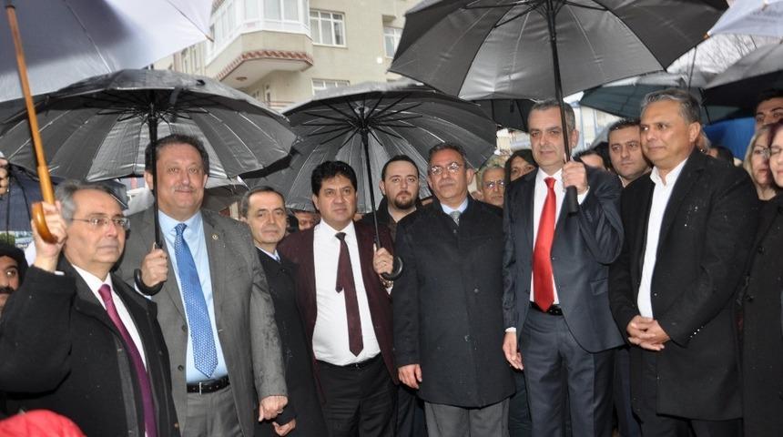 Esen, ilk seçim ofisini açtı