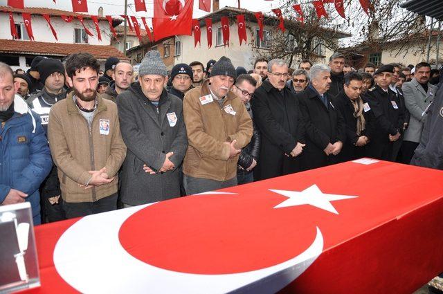 Trafik kazasında hayatını kaybeden polis memuru toprağa veridi