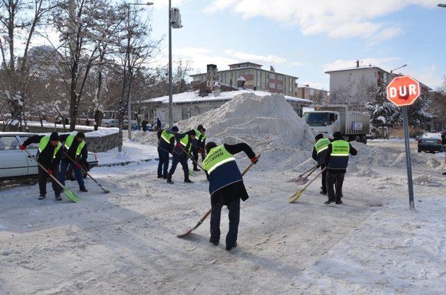 Palandöken Belediyesi karı şehir dışına taşıdı